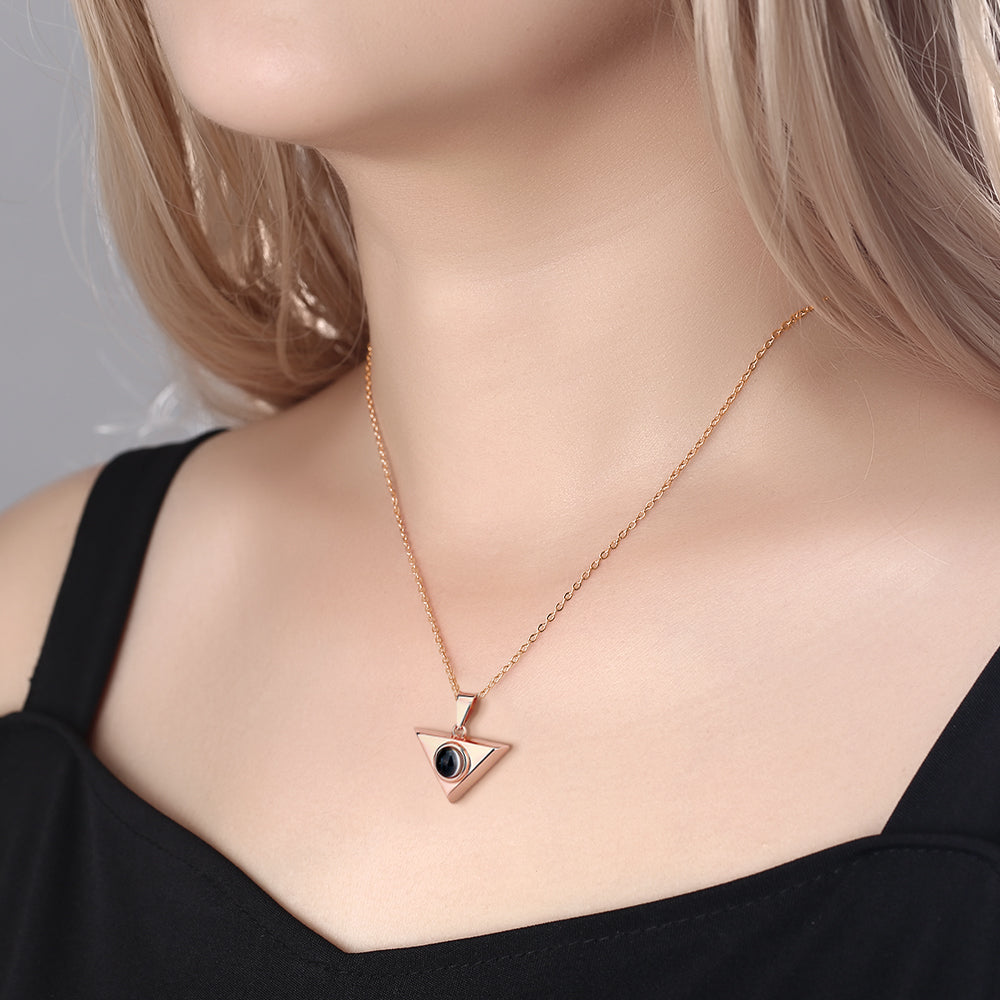 Personalisierte Projektionskette – Dreieckiger Anhänger Foto-Kette Geschenk für Paare