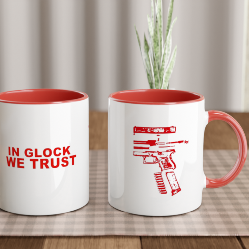 In Glock We Trust – Weisse Keramiktasse innen roter Innendruck und Henkel mit Glock Motiv