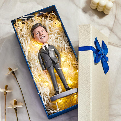 Personalizirani sportski bobblehead – djevojka u crnoj sportskoj odjeći s graviranjem