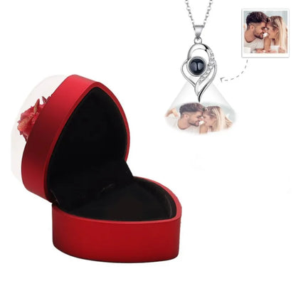 Personalisierte Rosen-Schmuckbox mit Herz und Projektionskette – Valentinstagsgeschenk